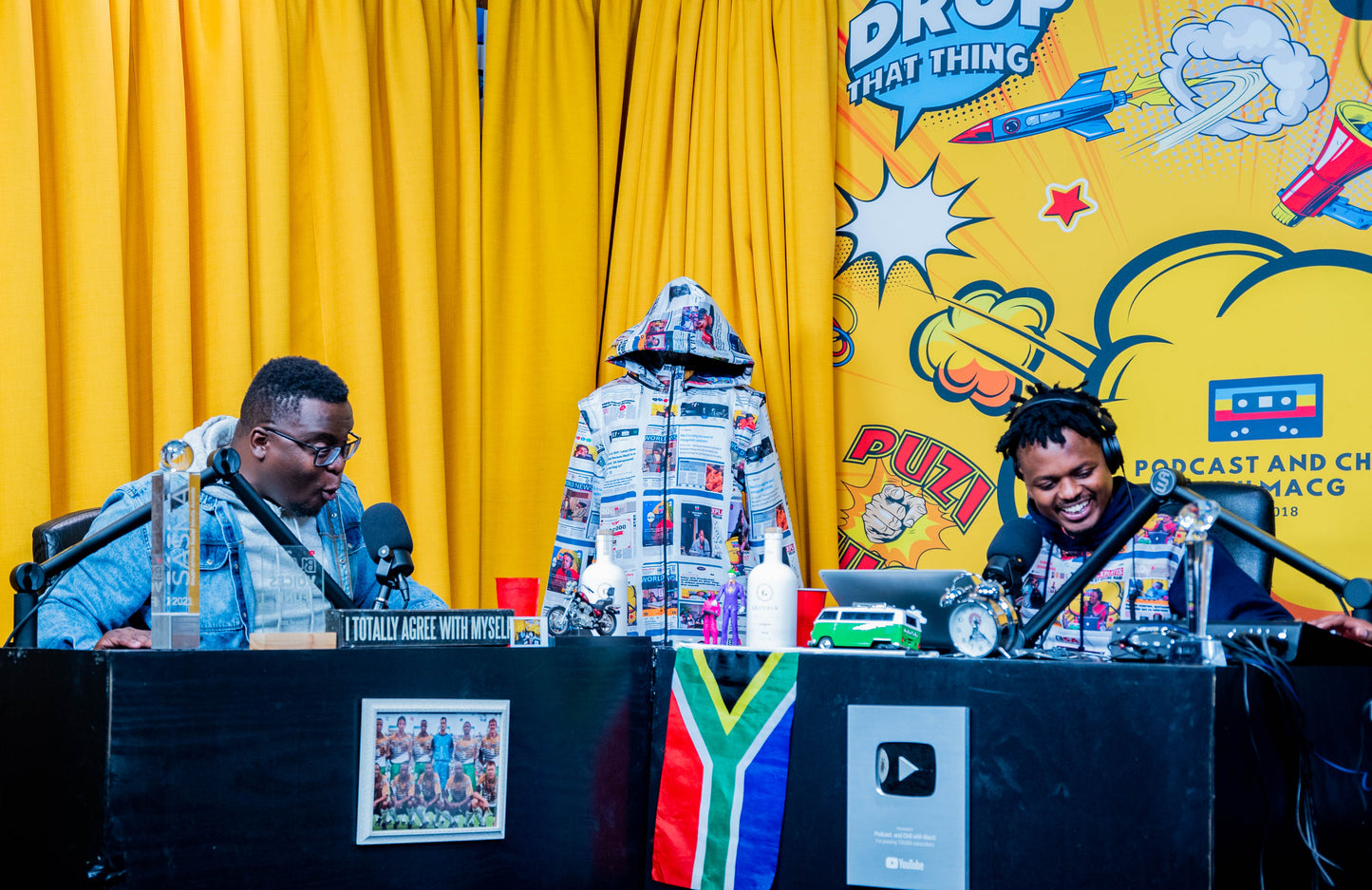 Podcast & Chill Newspaper Hoodie Tribe Afrique